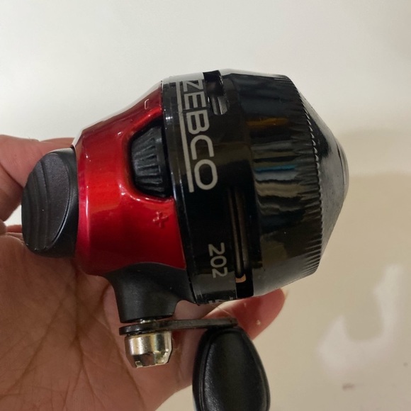 Zebco 202KR-GWE4 Red/Black Slingshot Spincasting Fishing Reel VGC new - Picture 2 of 4